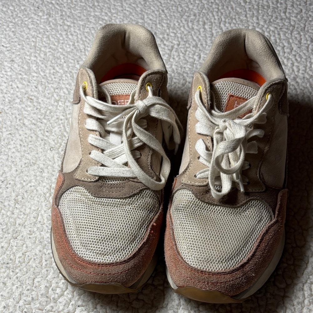 Women's HOFF size 8.